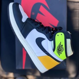 Air Jordan 1 Retro ”Volt Gold” it’s worn once asking $230 OBO